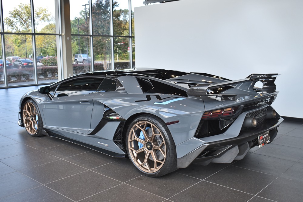 2021 Lamborghini Aventador SVJ Roadster Image 3