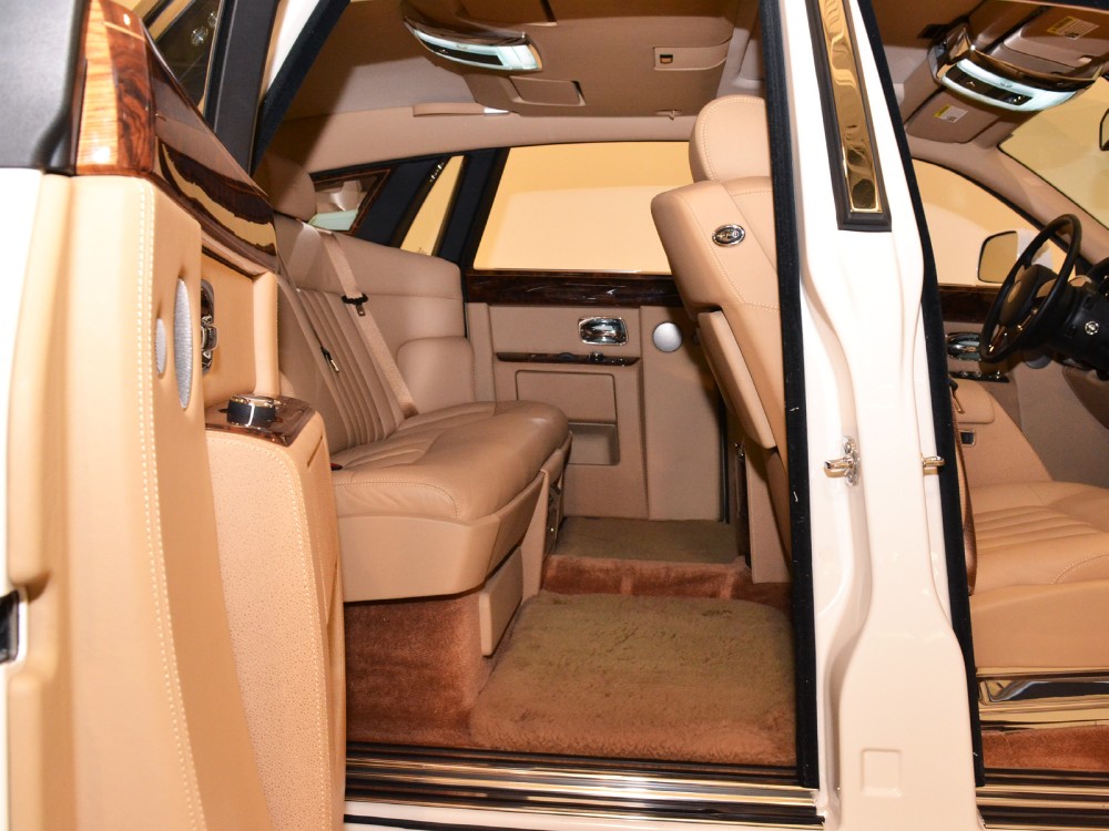 2010 Rolls-Royce Phantom Image 23