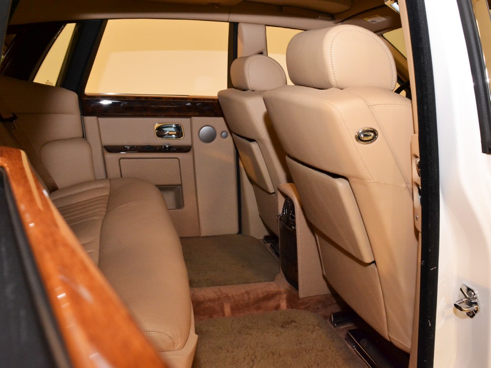 2010 Rolls-Royce Phantom Image 25
