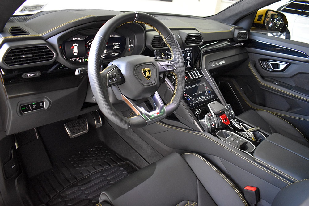 2022 Lamborghini Urus Image 3