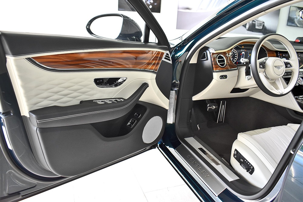 2022 Bentley Flying Spur Image 3