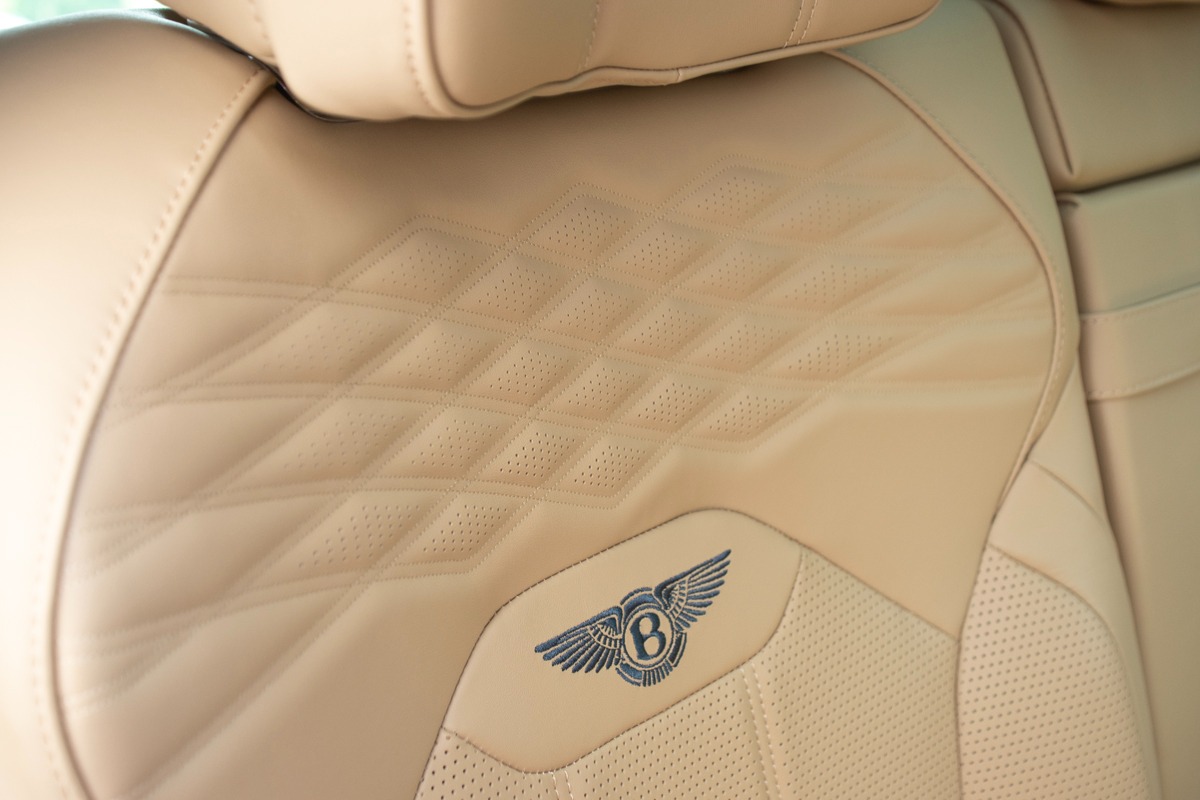 2023 Bentley Bentayga Image 24