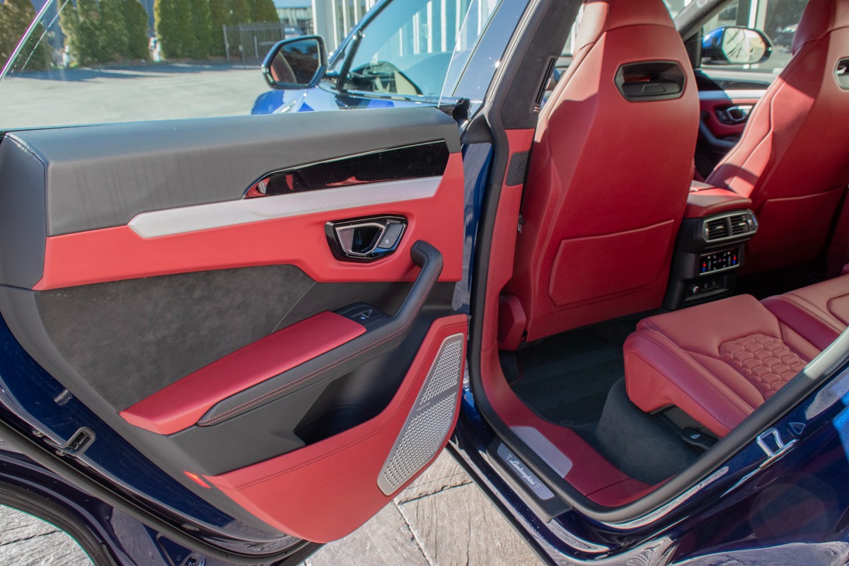 2022 Lamborghini Urus Image 11