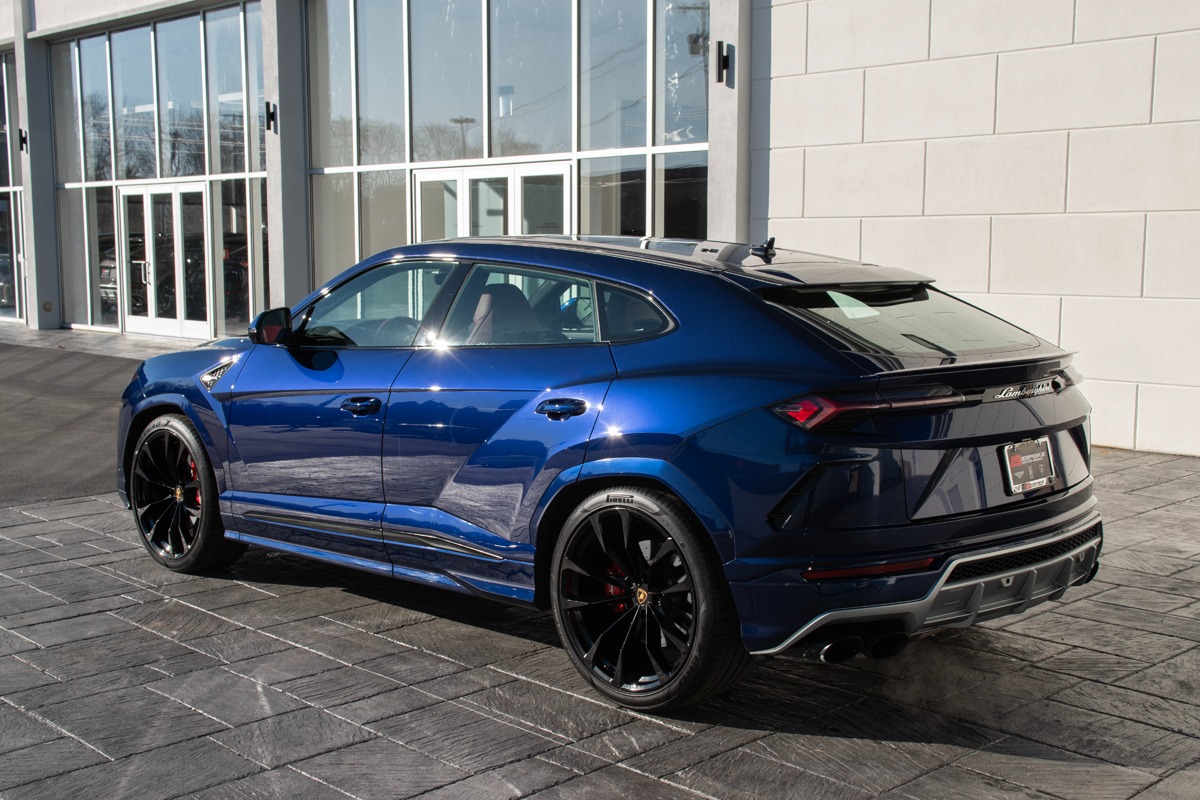 2022 Lamborghini Urus Image 2