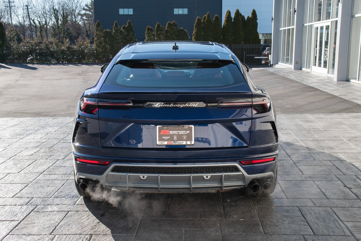 2022 Lamborghini Urus Image 8