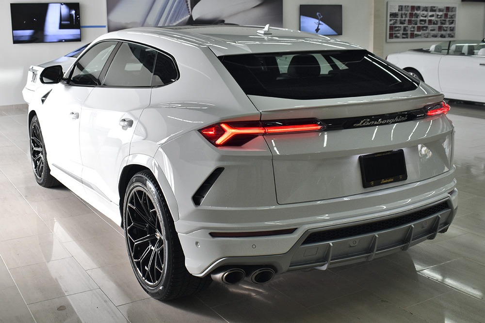 2022 Lamborghini Urus Image 2