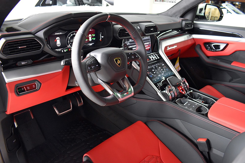 2022 Lamborghini Urus Image 3