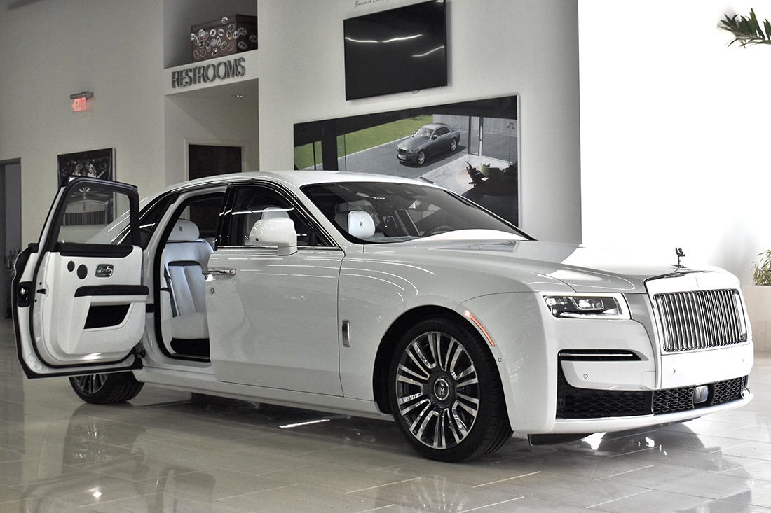 View Photos of the 2023 Rolls-Royce Phantom