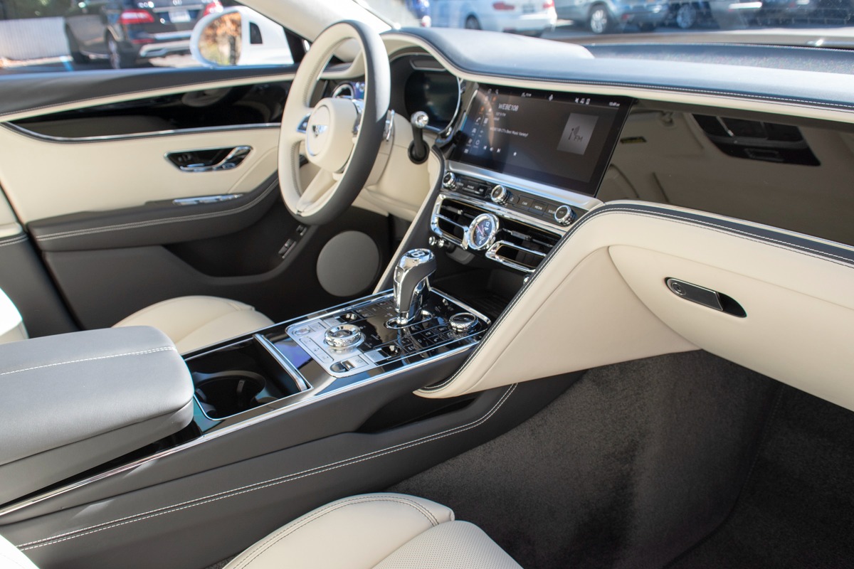 2024 Bentley Flying Spur Image 2