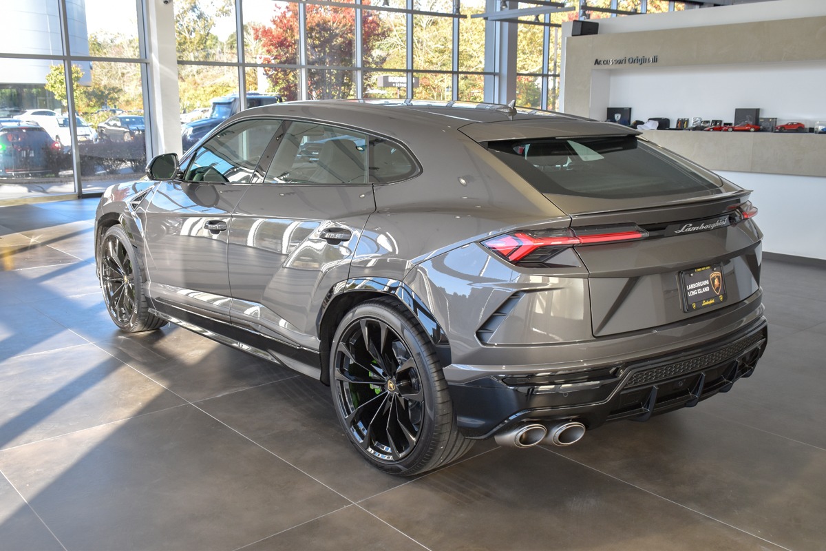 2022 Lamborghini Urus Image 2