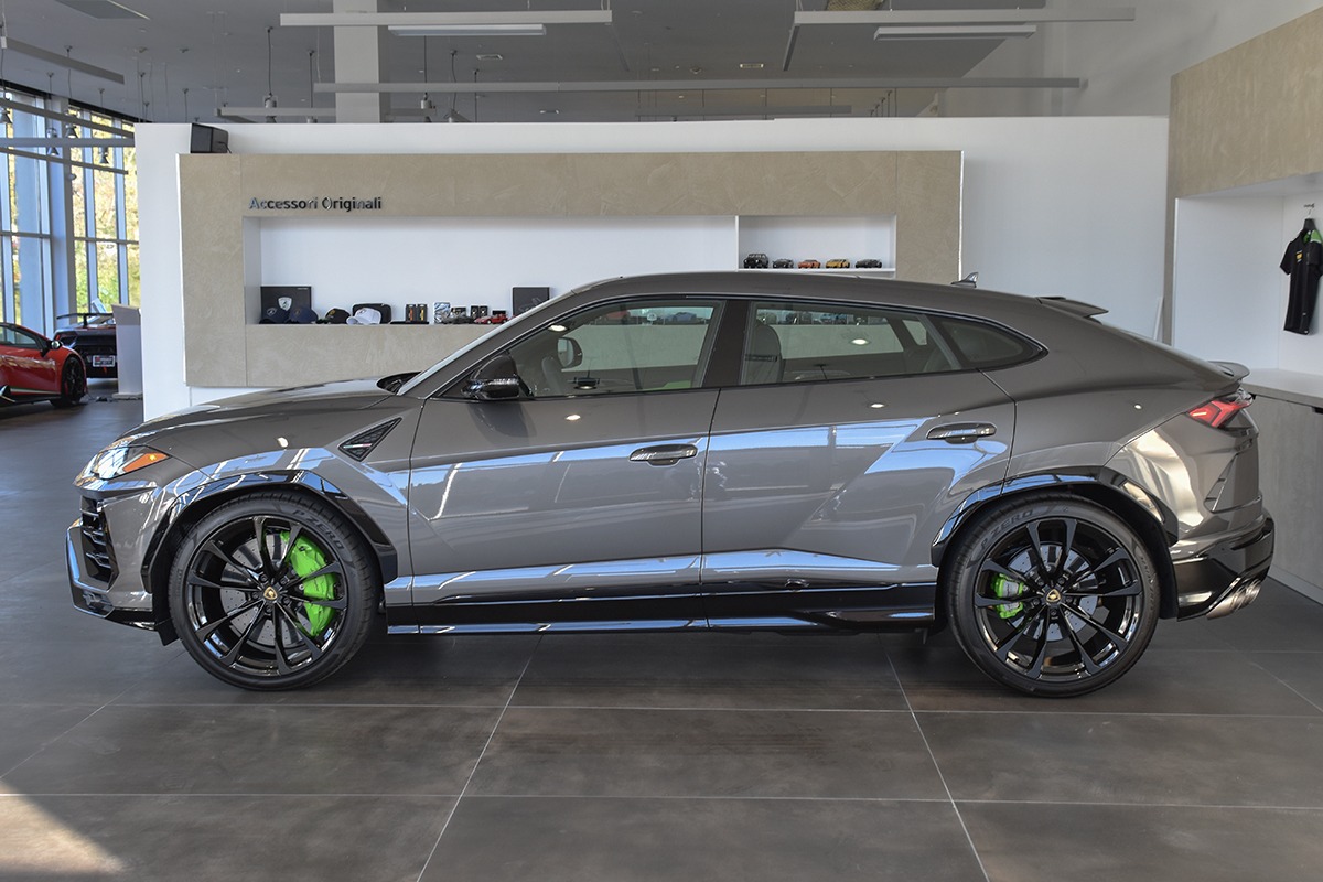 2022 Lamborghini Urus Image 3