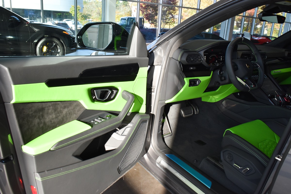 2022 Lamborghini Urus Image 4