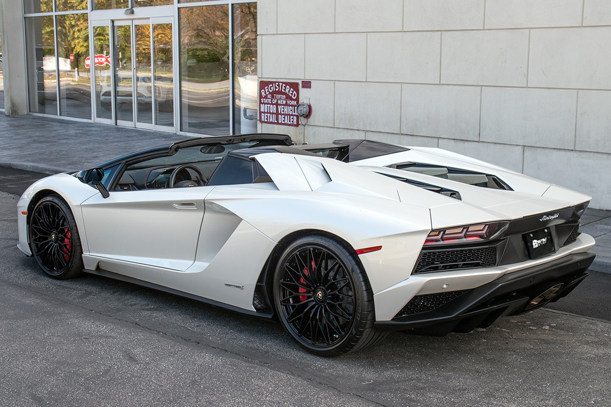 2019 Lamborghini Aventador S Image 2