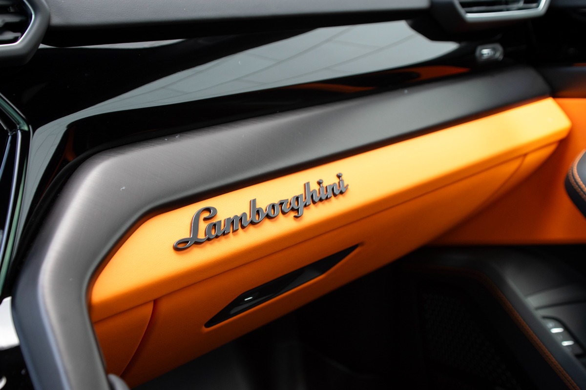 2024 Lamborghini Urus Image 15