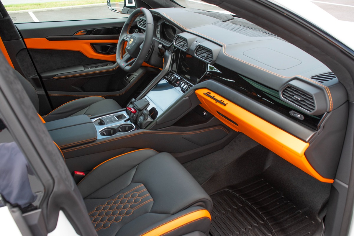 2024 Lamborghini Urus Image 32