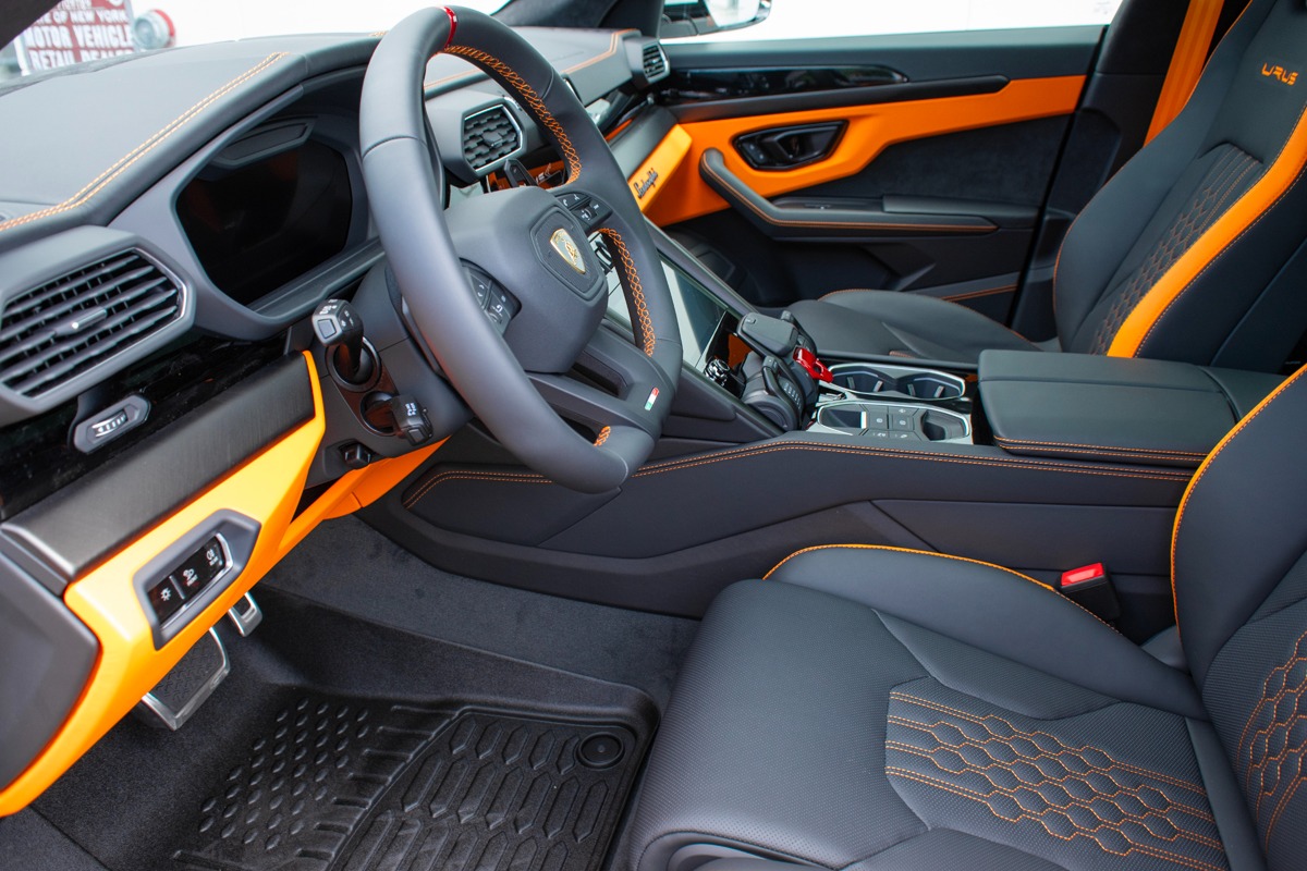 2024 Lamborghini Urus Image 8