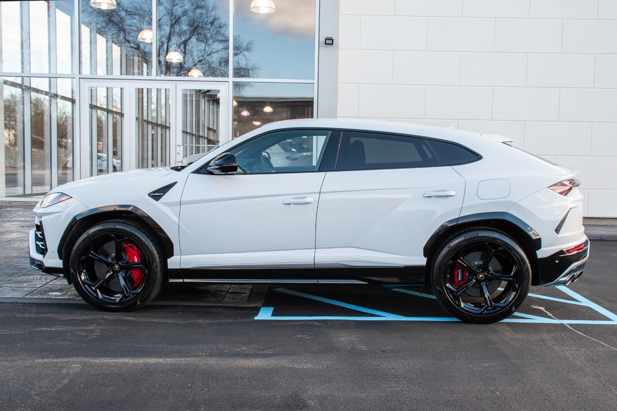 2019 Lamborghini Urus Image 2
