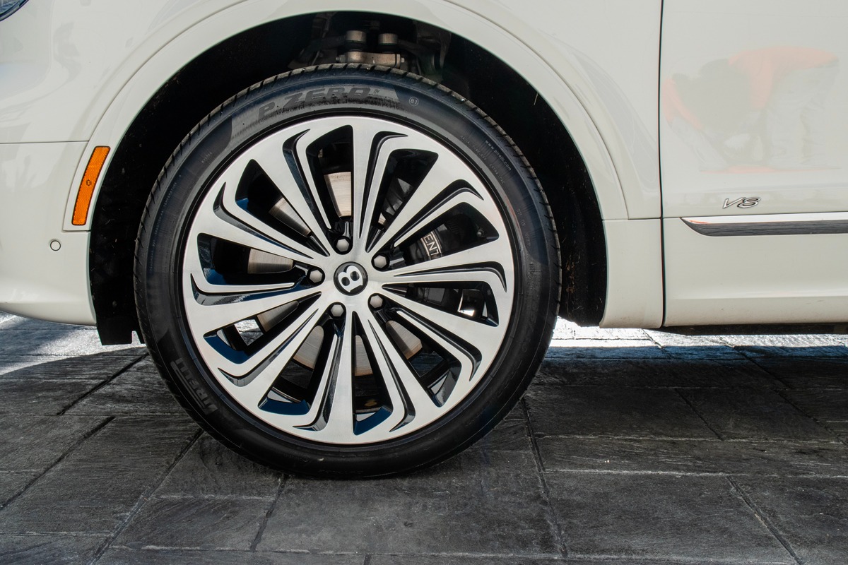 2021 Bentley Bentayga Image 6