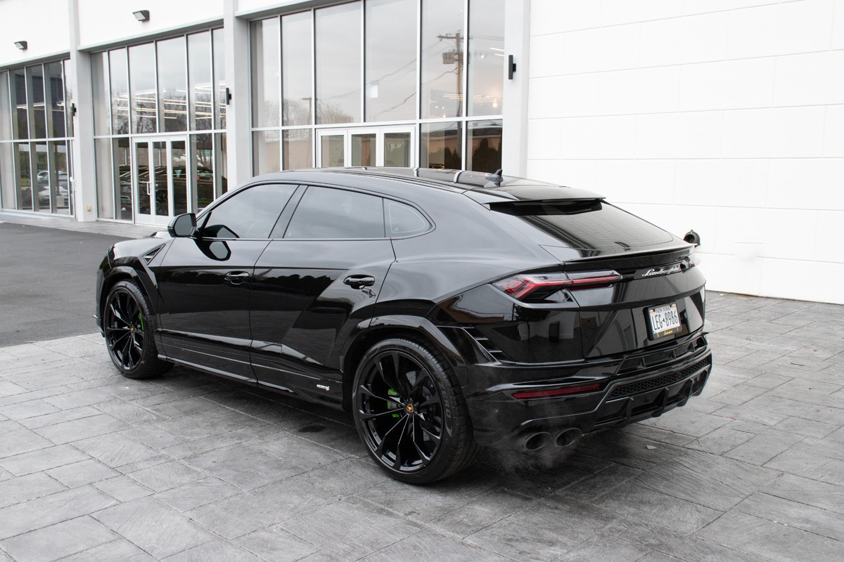 2023 Lamborghini Urus Image 2