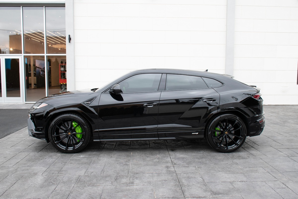 2023 Lamborghini Urus Image 3