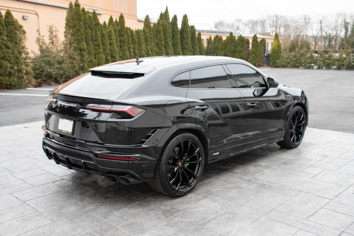 2023 Lamborghini Urus Image 9