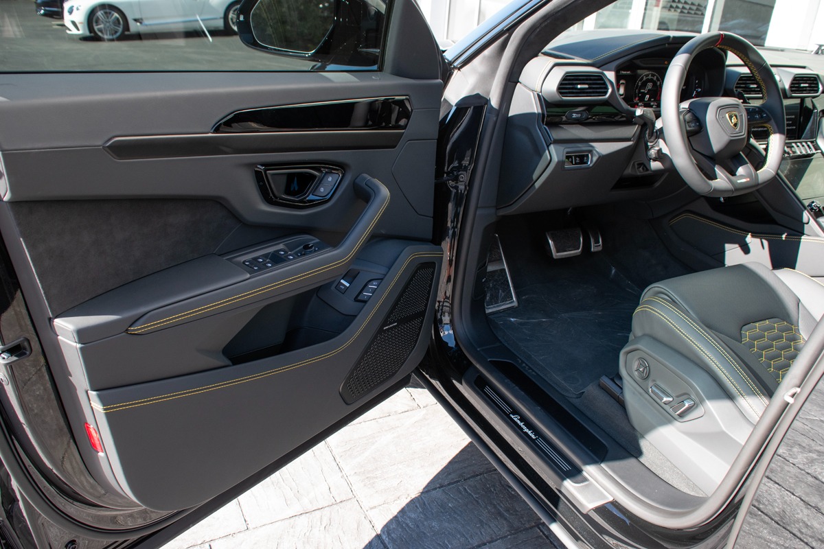 2023 Lamborghini Urus Image 10