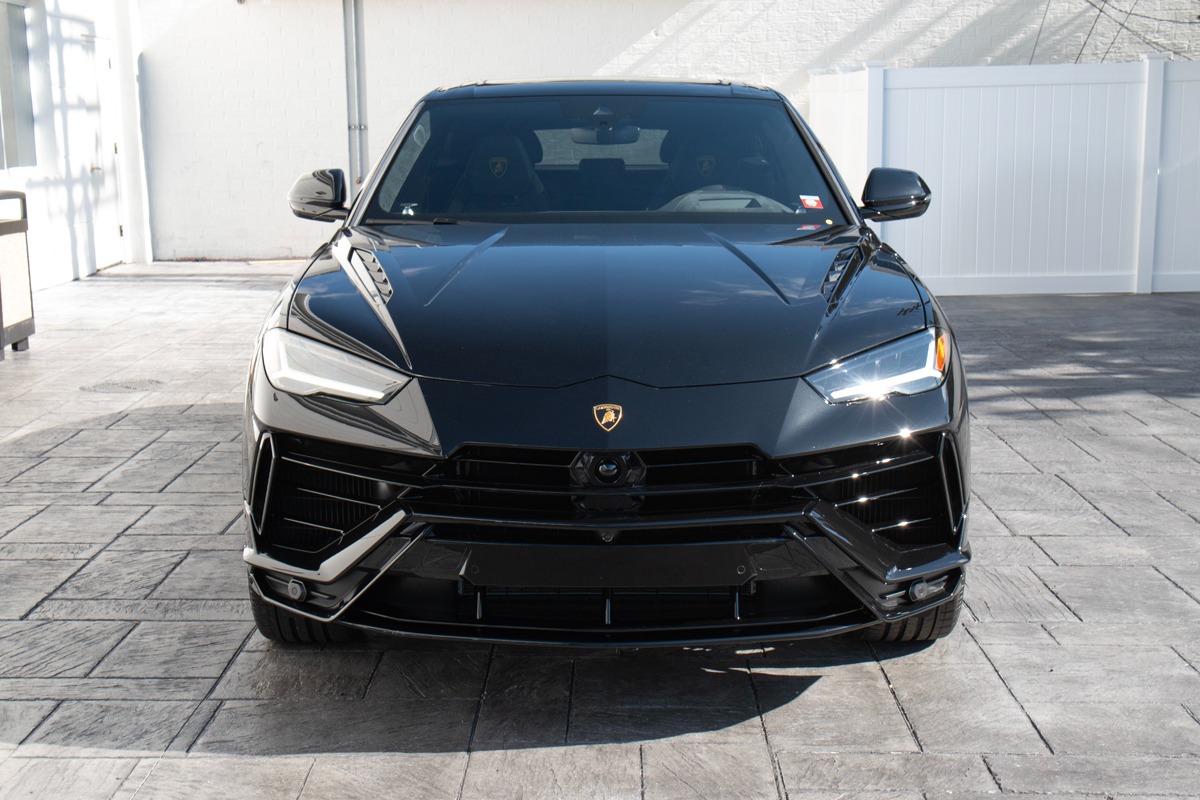 2023 Lamborghini Urus Image 9
