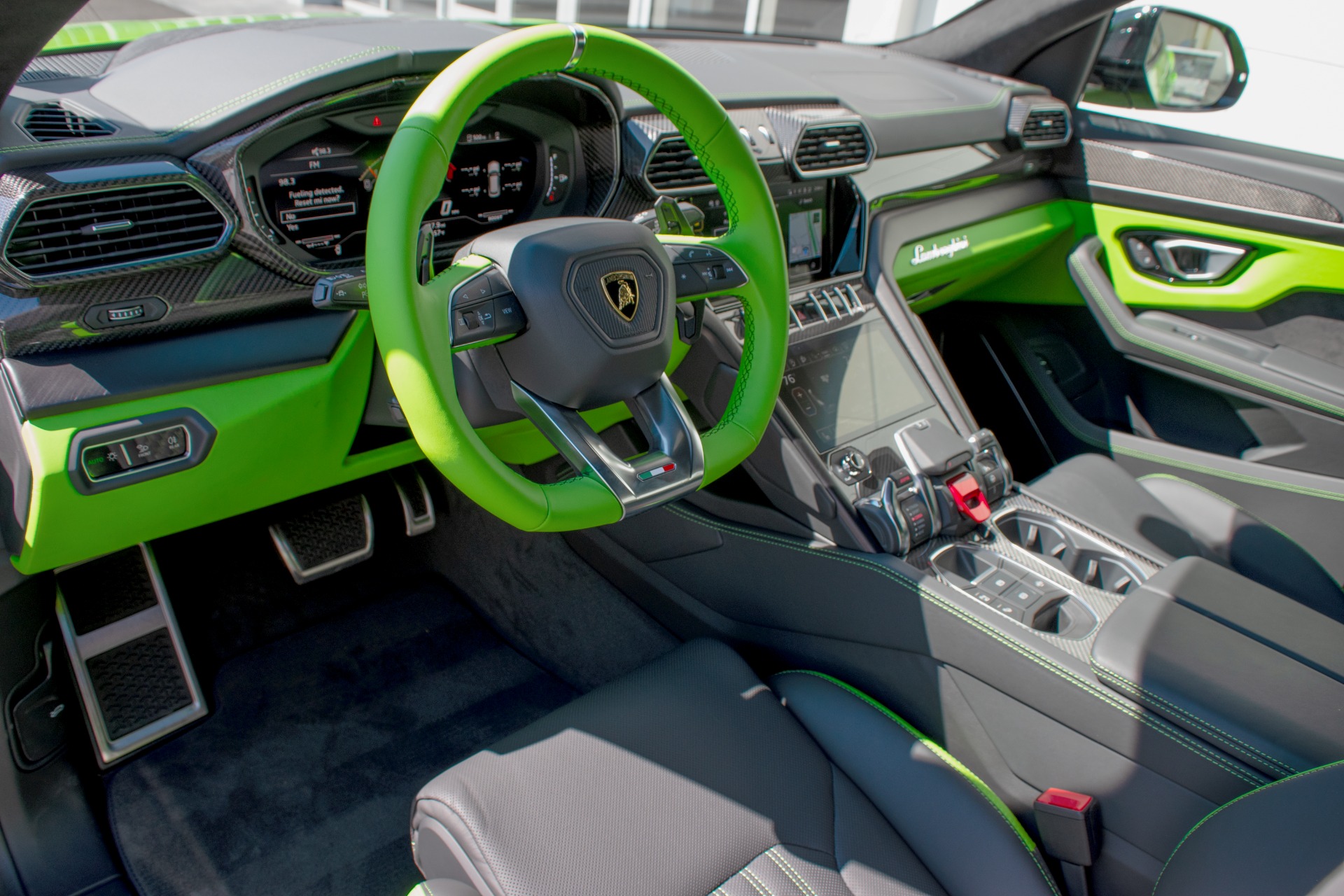 2024 Lamborghini Urus Image 2