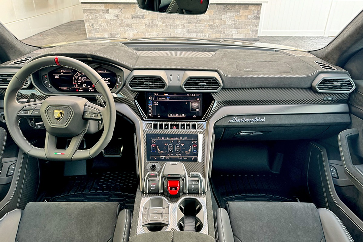 2024 Lamborghini Urus Image 2