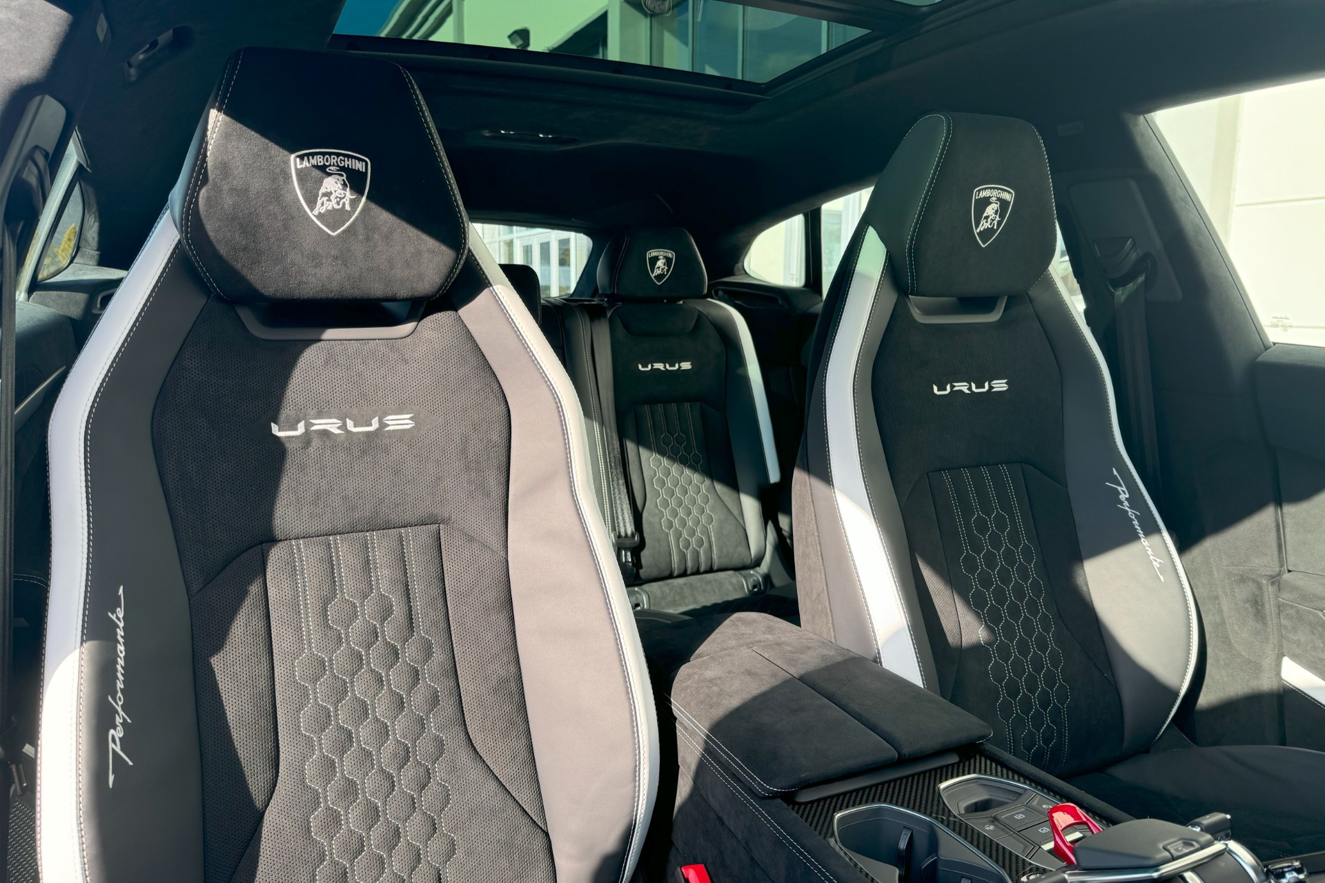 2024 Lamborghini Urus Image 10