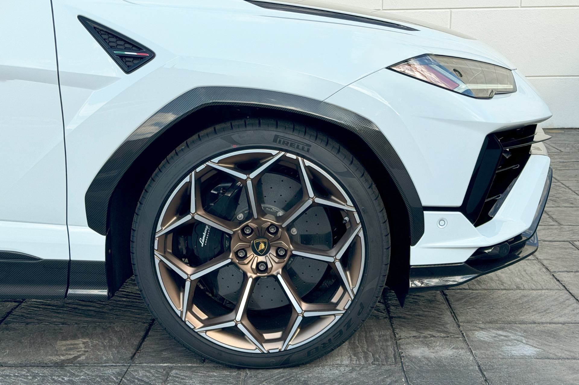 2024 Lamborghini Urus Image 15