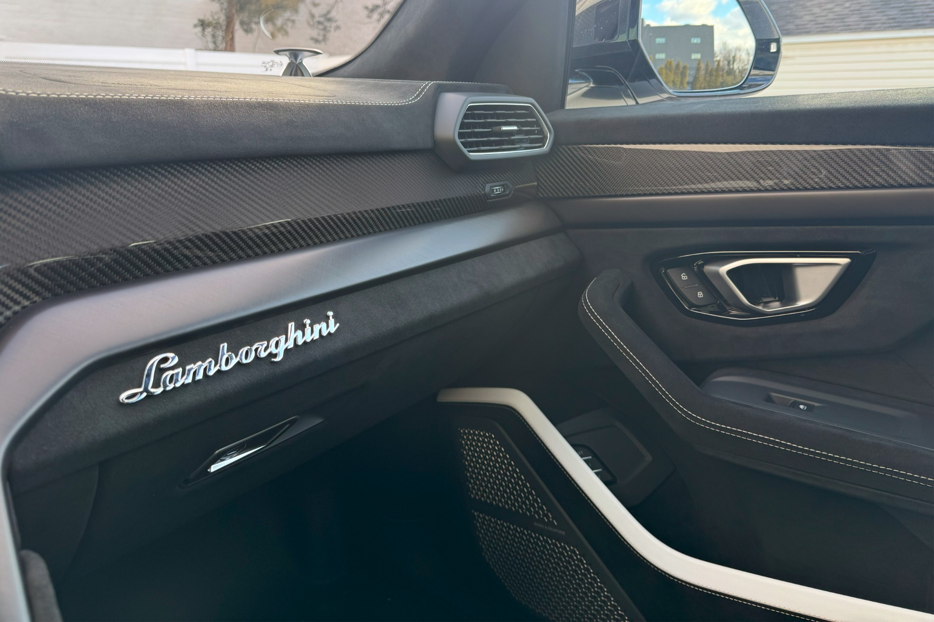 2024 Lamborghini Urus Image 8