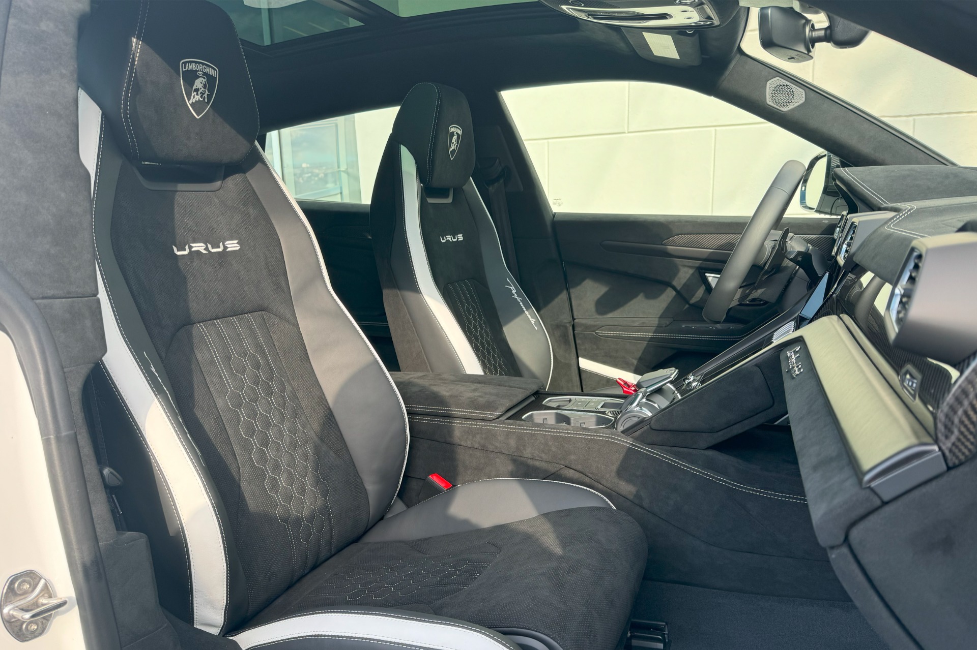 2024 Lamborghini Urus Image 9