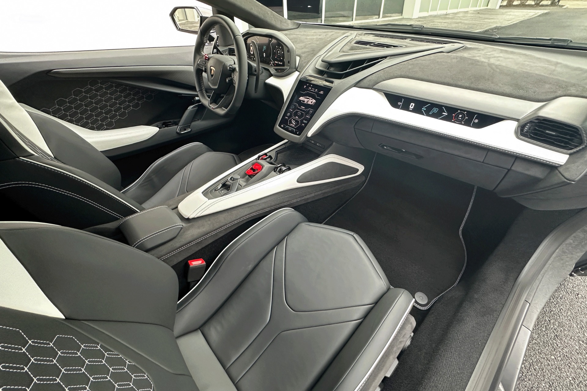 2025 Lamborghini Revuelto Image 10