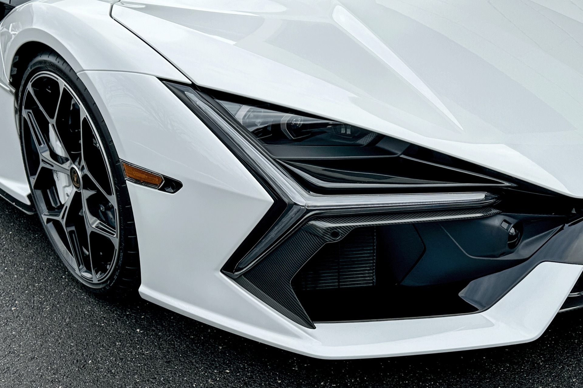 2025 Lamborghini Revuelto Image 16