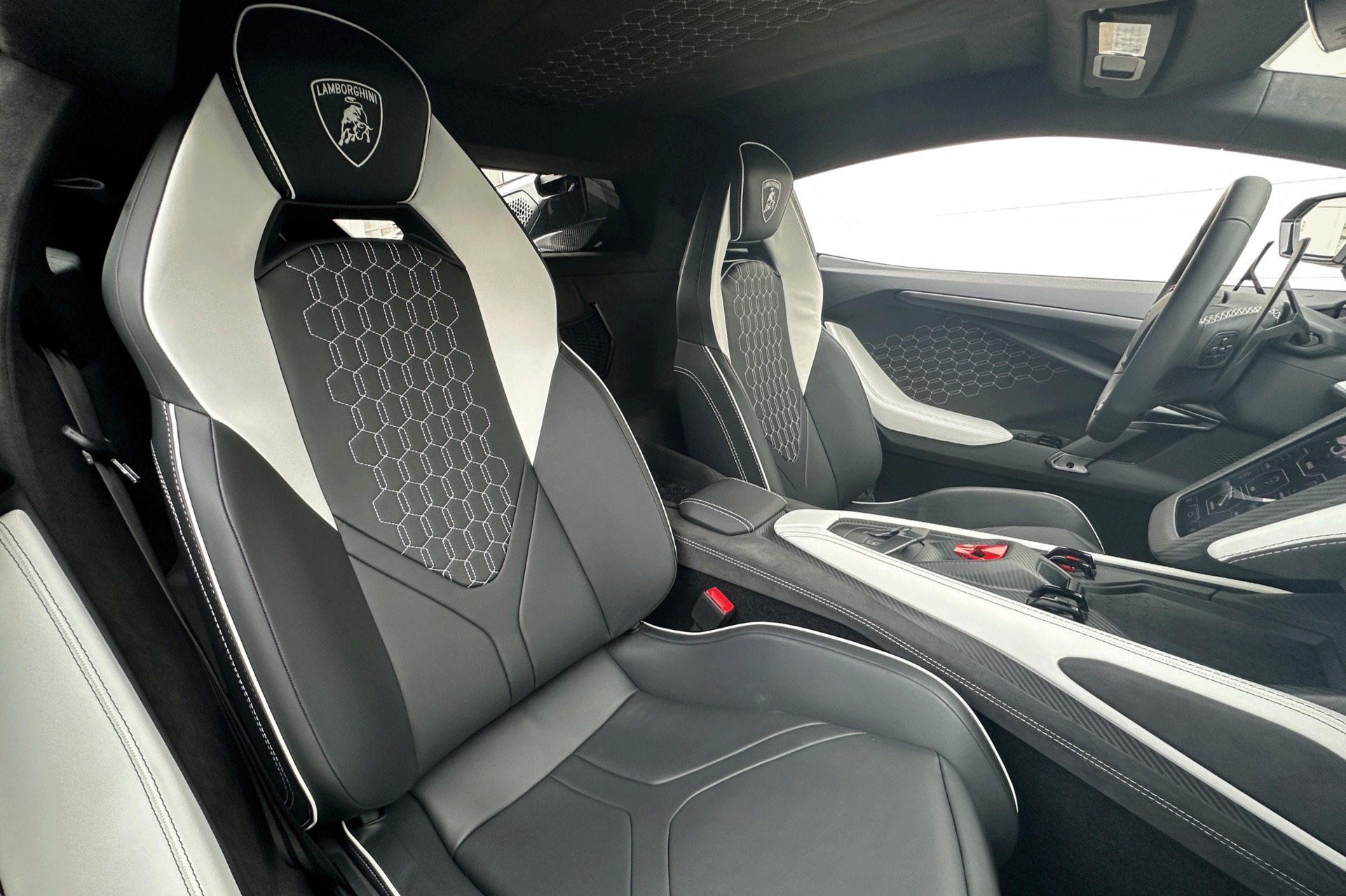 2025 Lamborghini Revuelto Image 2