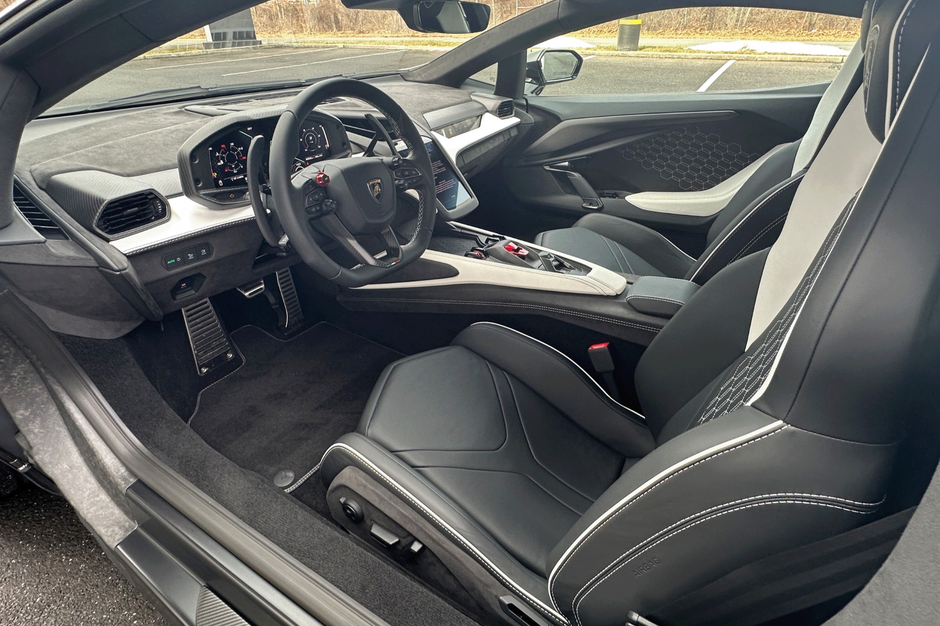 2025 Lamborghini Revuelto Image 4