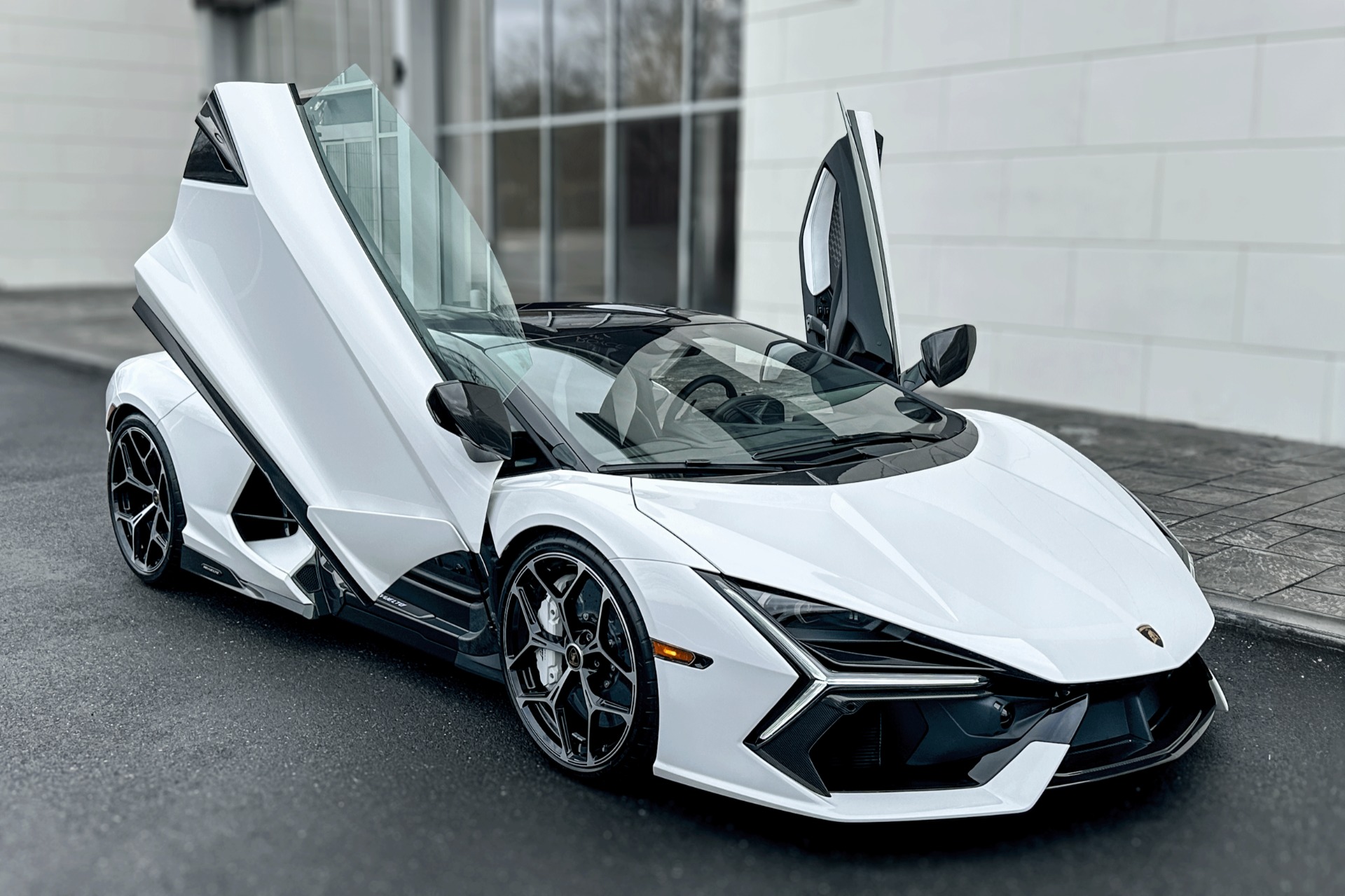 2025 Lamborghini Revuelto Image 5