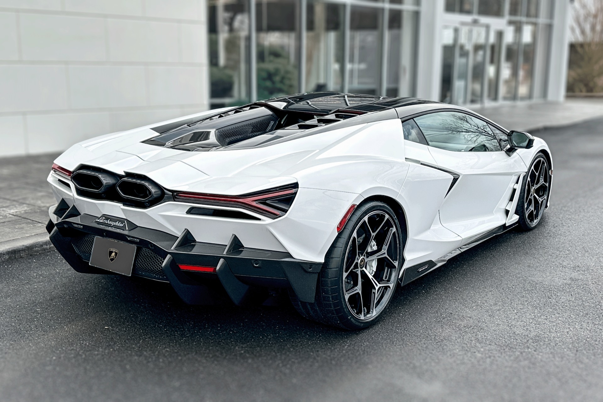 2025 Lamborghini Revuelto Image 7