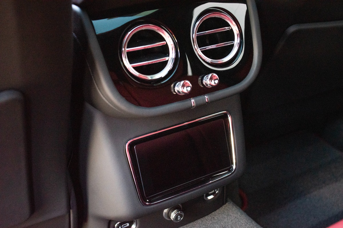 2023 Bentley Bentayga Image 44