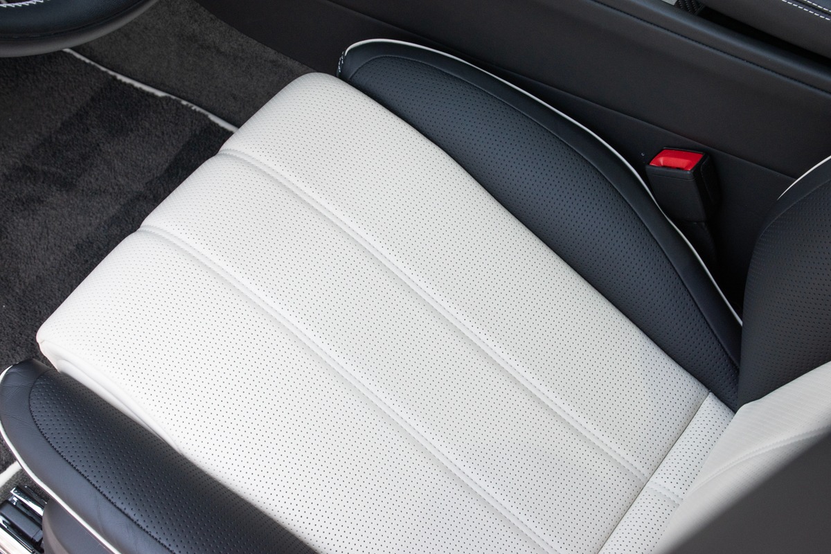 2021 Bentley Bentayga Image 21