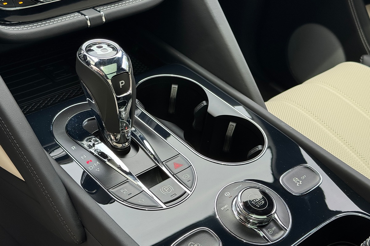 2025 Bentley Bentayga Image 12