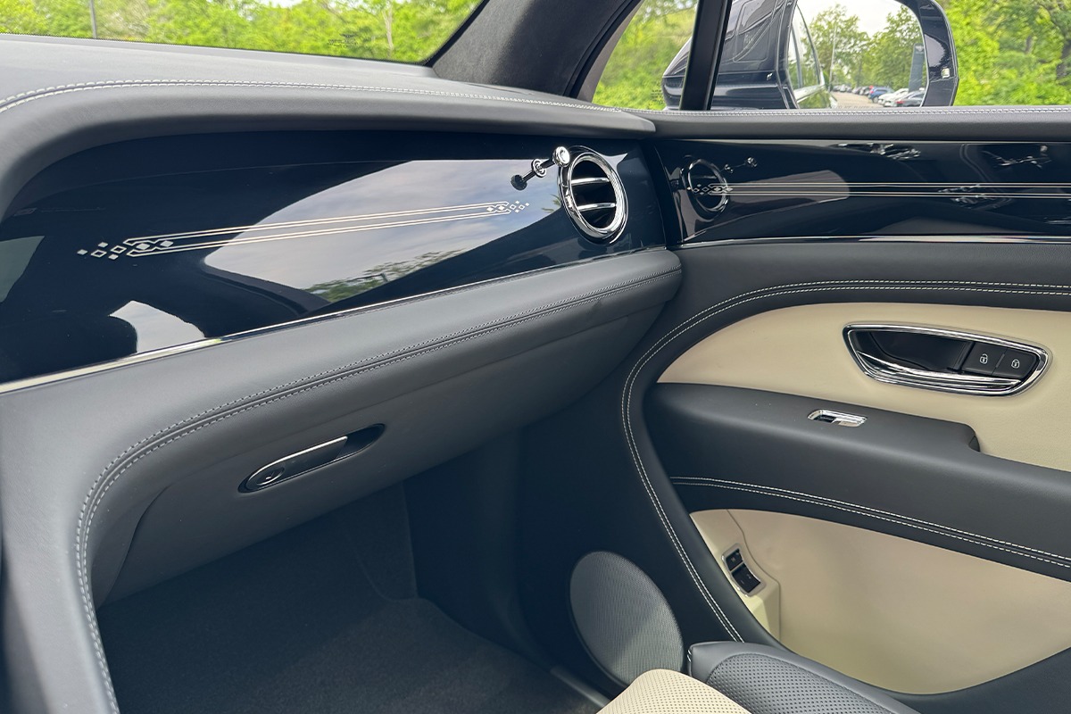 2025 Bentley Bentayga Image 13