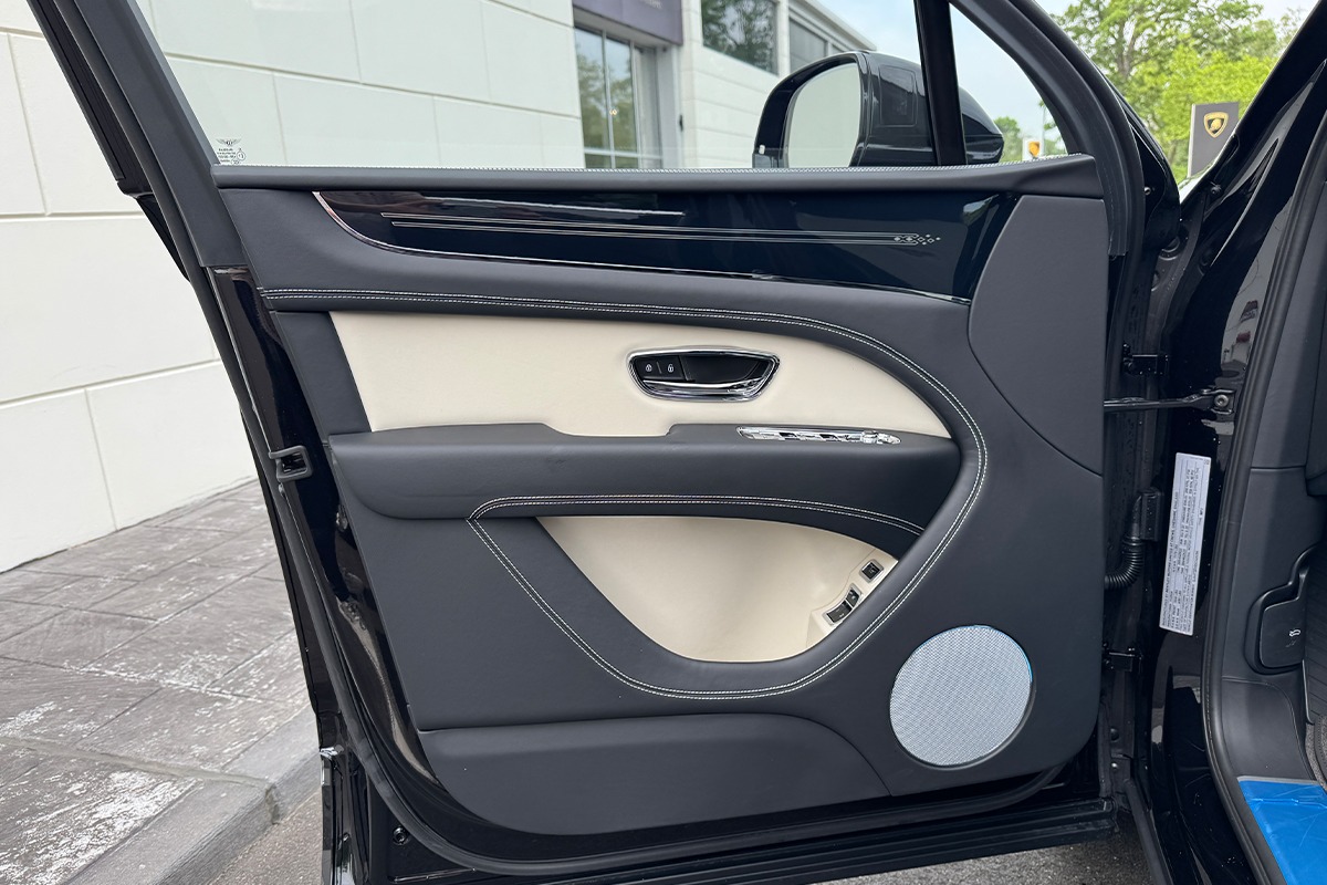 2025 Bentley Bentayga Image 17