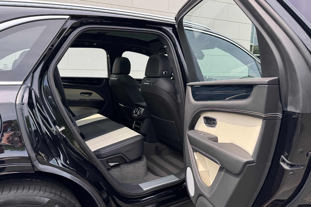 2025 Bentley Bentayga Image 18
