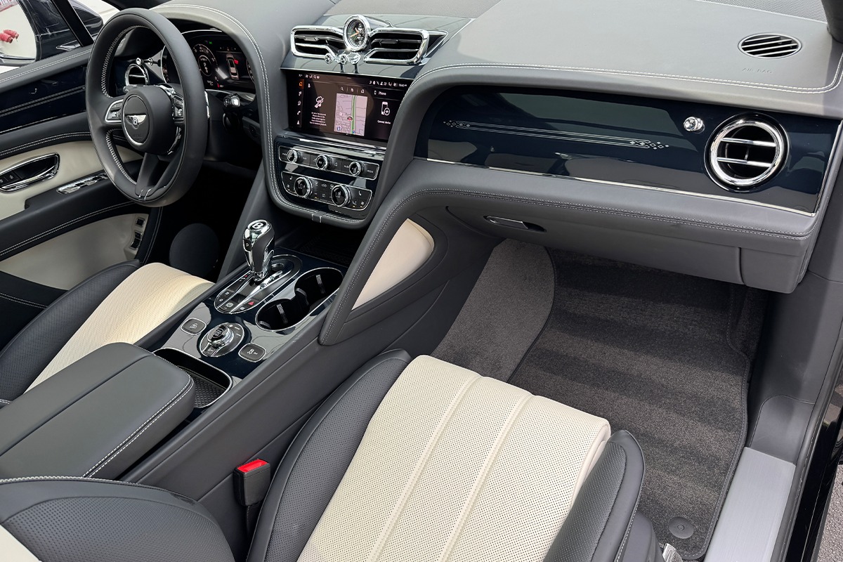 2025 Bentley Bentayga Image 2
