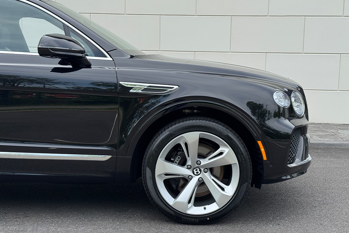 2025 Bentley Bentayga Image 27