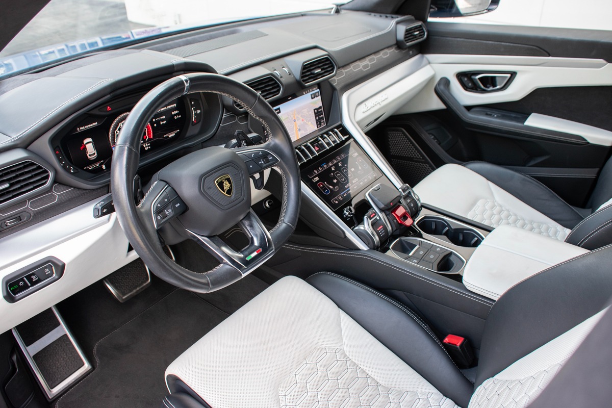 2019 Lamborghini Urus Image 2