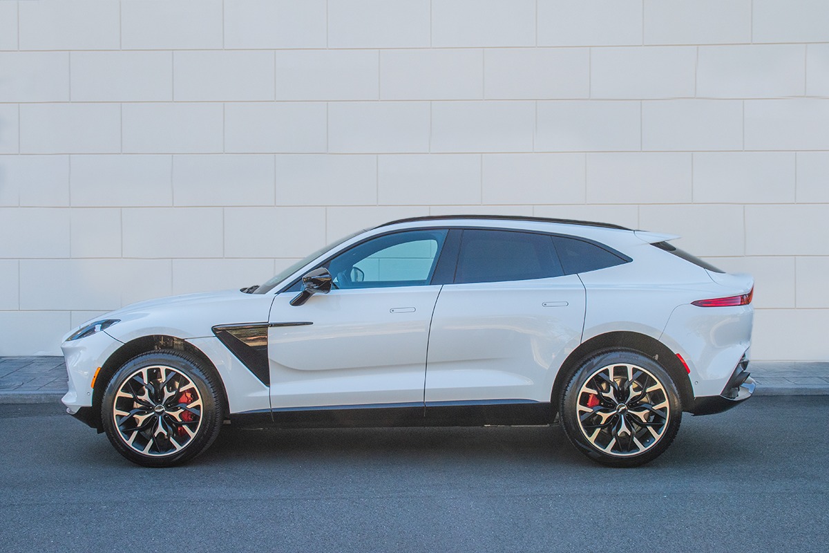 2021 Aston Martin DBX Image 2