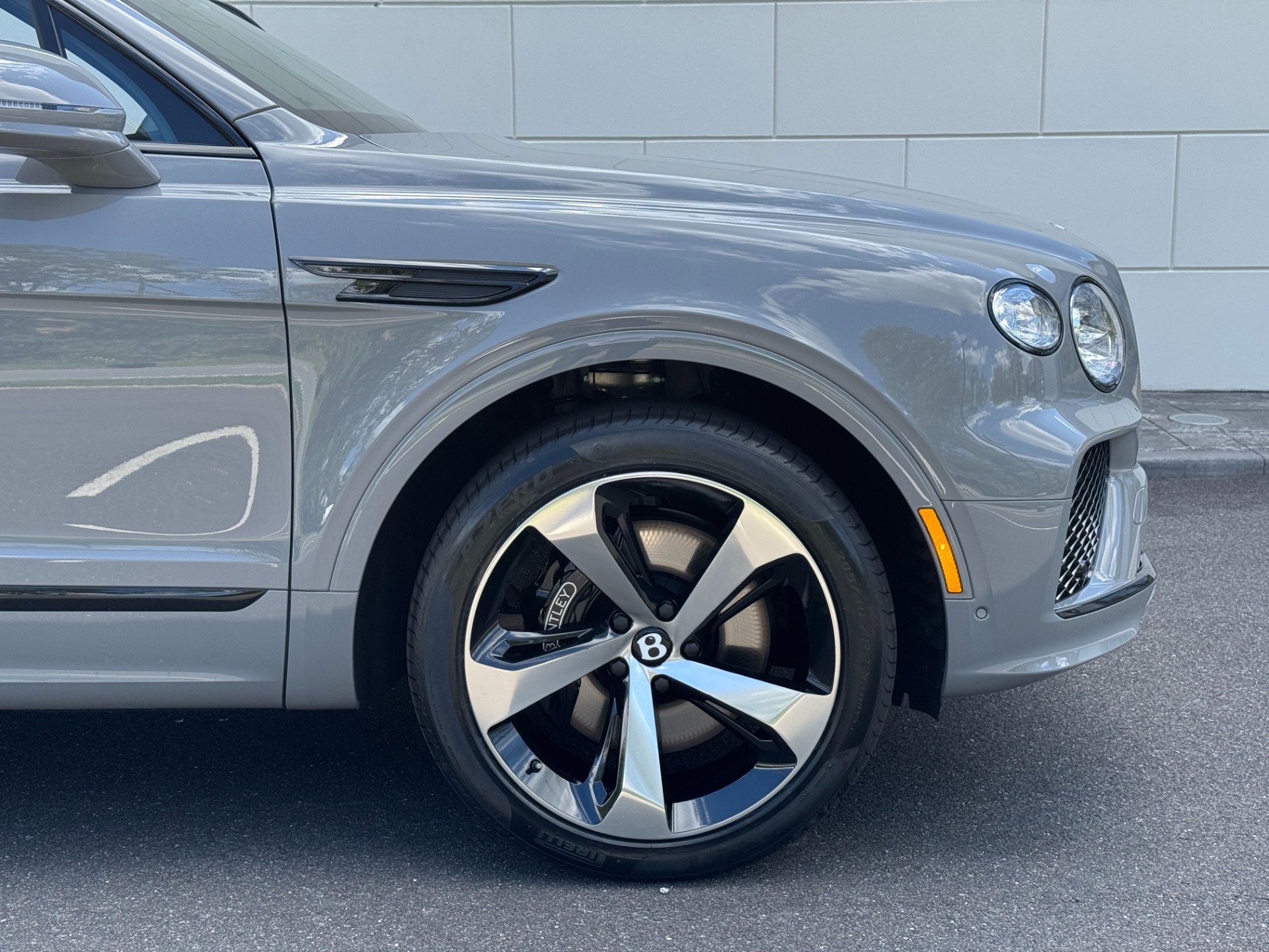 2025 Bentley Bentayga Image 11